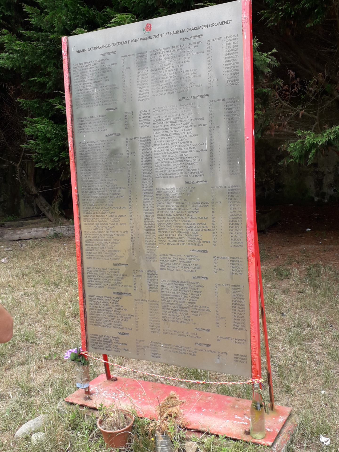 Placa conmemorativa colocada por la asociación OHZ